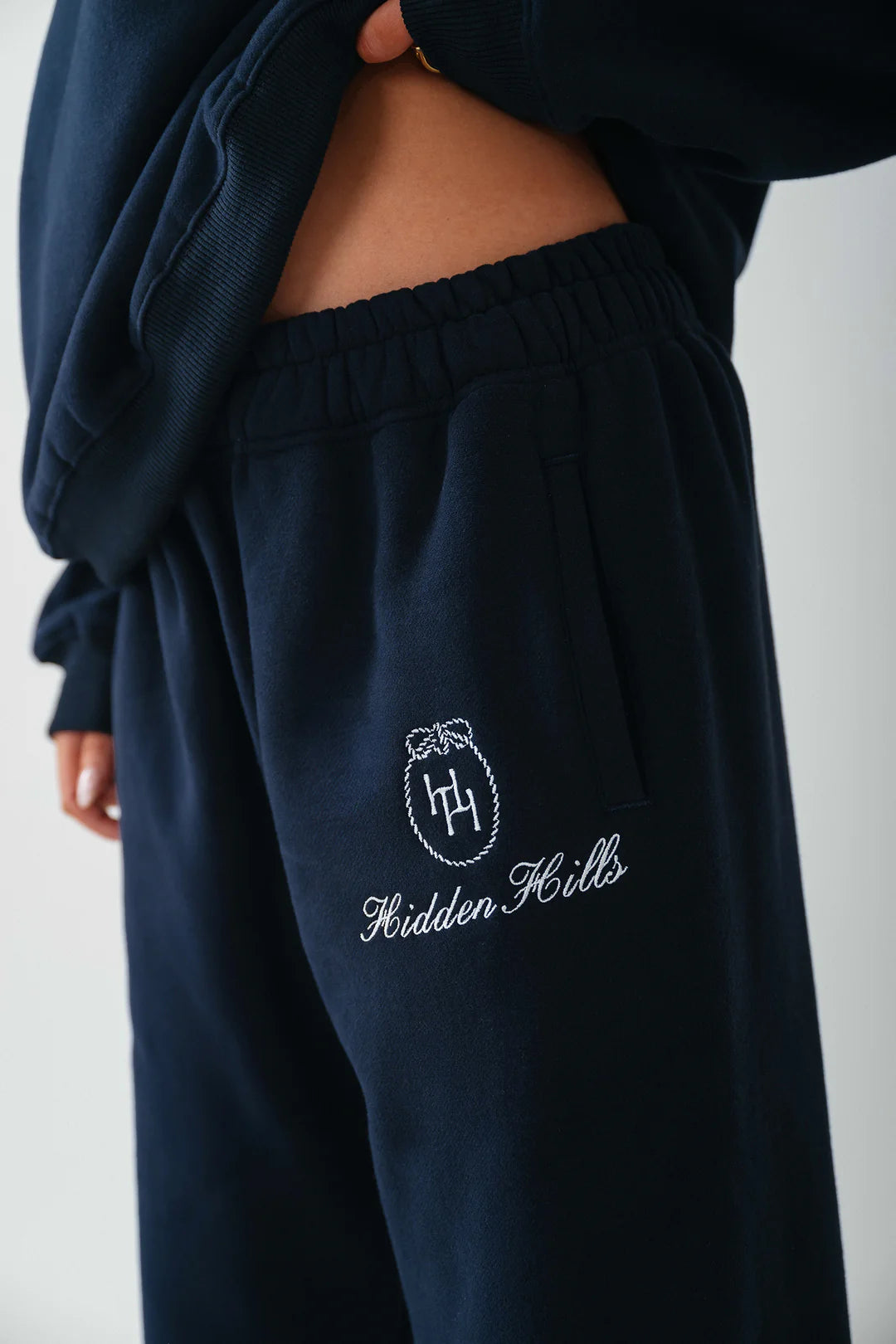 CLASSIC EMBROIDERY SWEATPANTS NAVY - 29 Nov