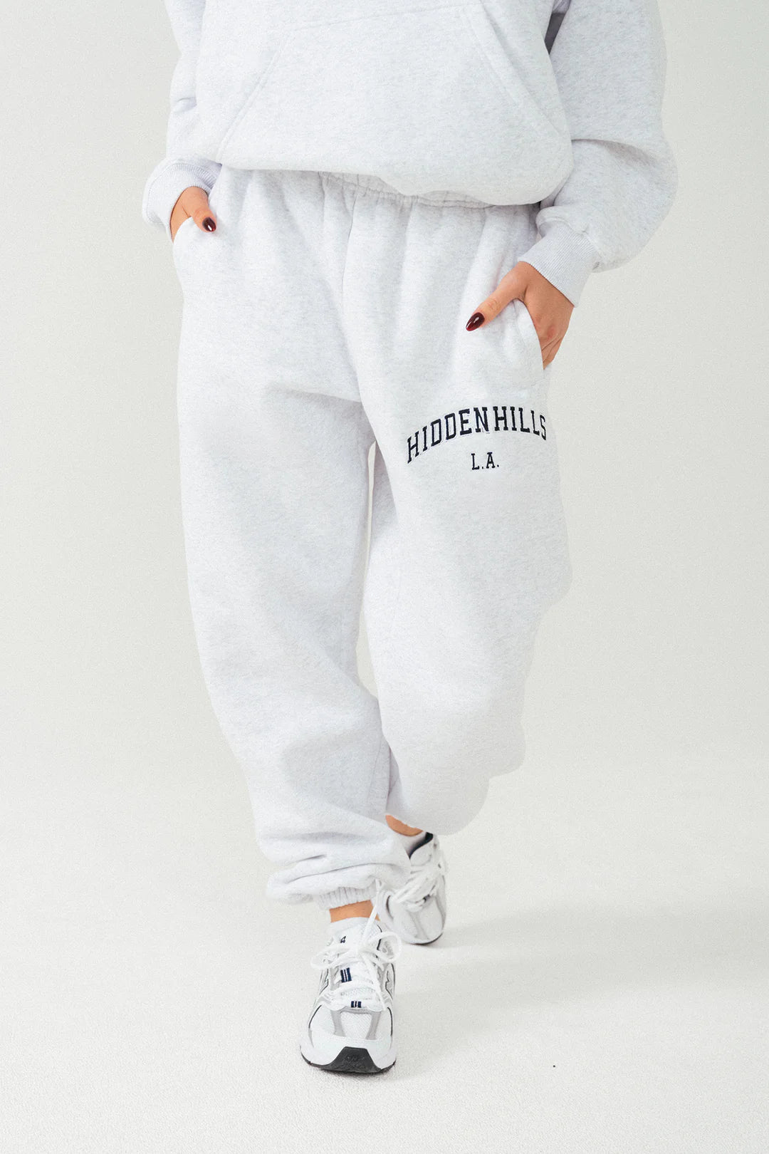 Jogginghose mit College-Stickerei, hellgrau