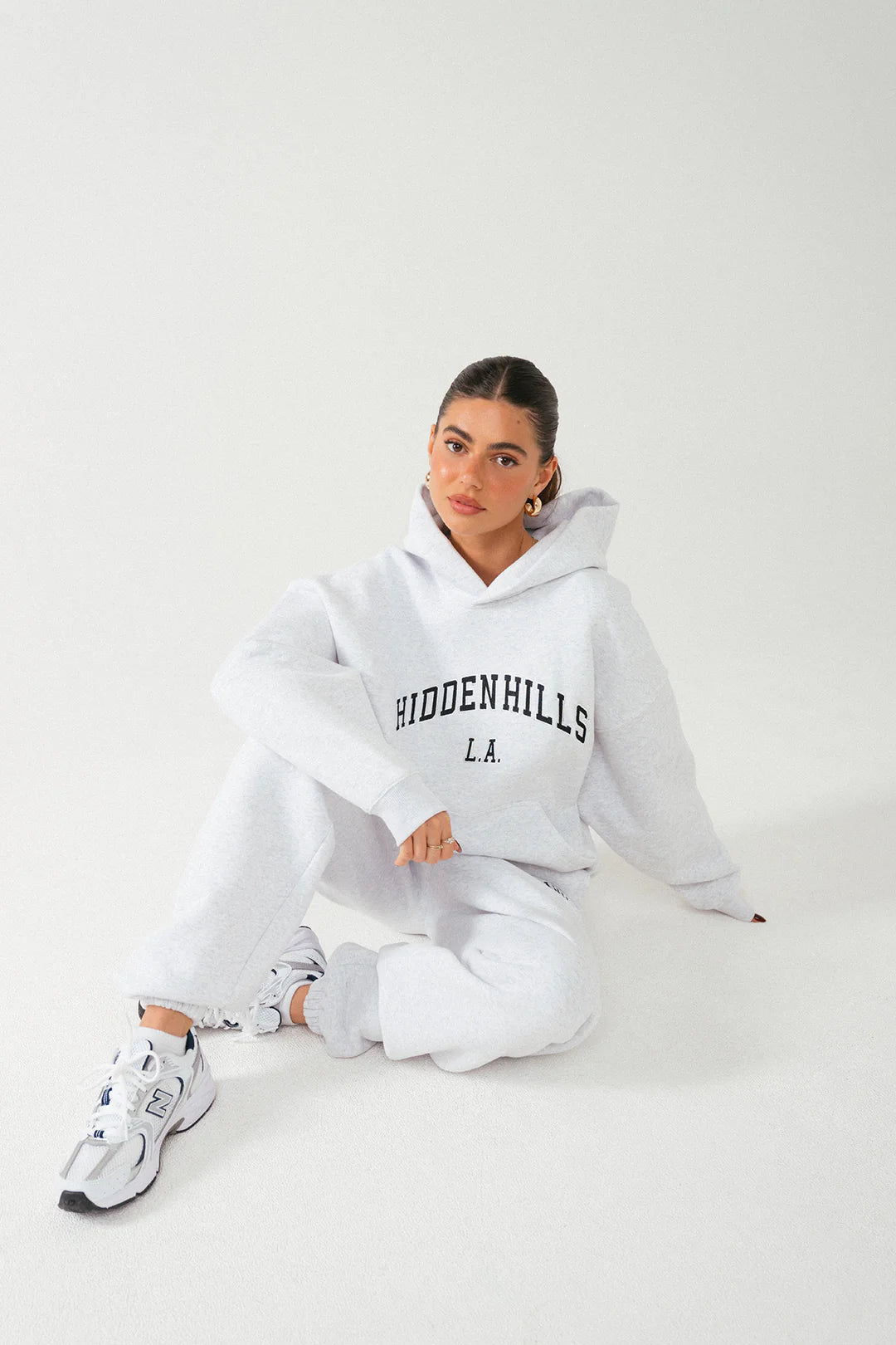 Jogginghose mit College-Stickerei, hellgrau