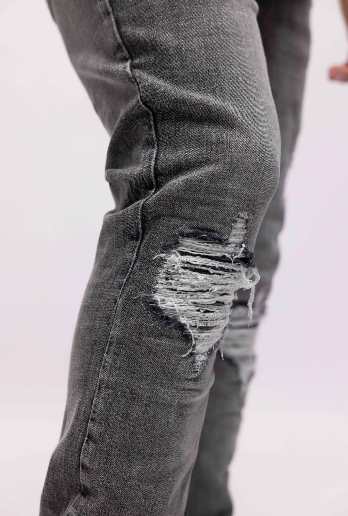 DISTRESSED FLARED JEANS