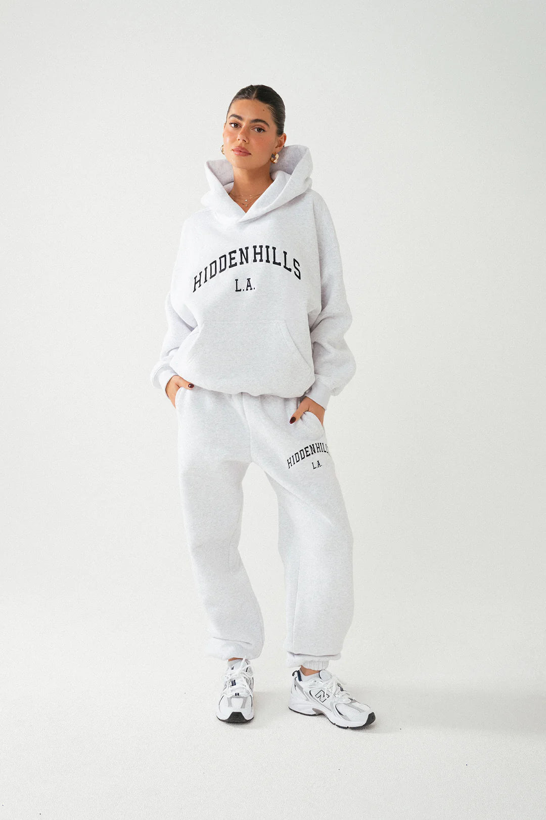 Jogginghose mit College-Stickerei, hellgrau
