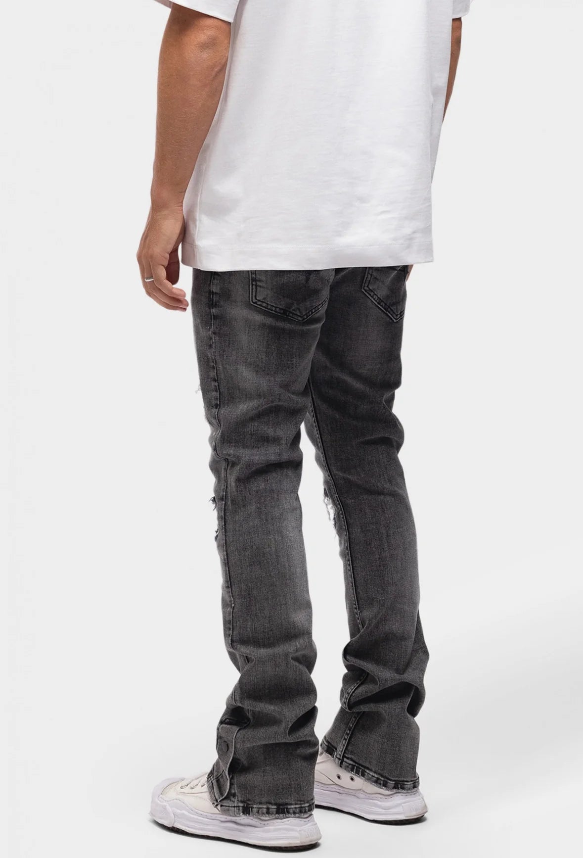 DISTRESSED FLARED JEANS