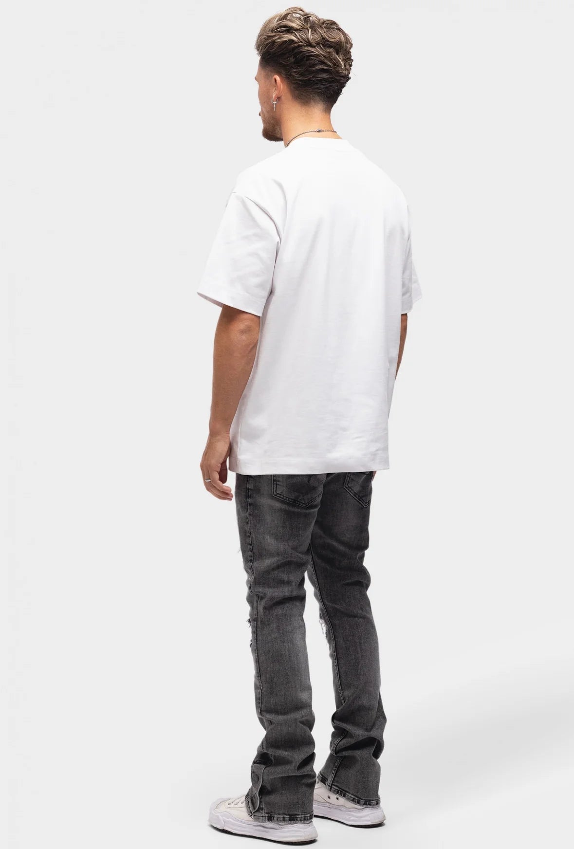 DISTRESSED FLARED JEANS