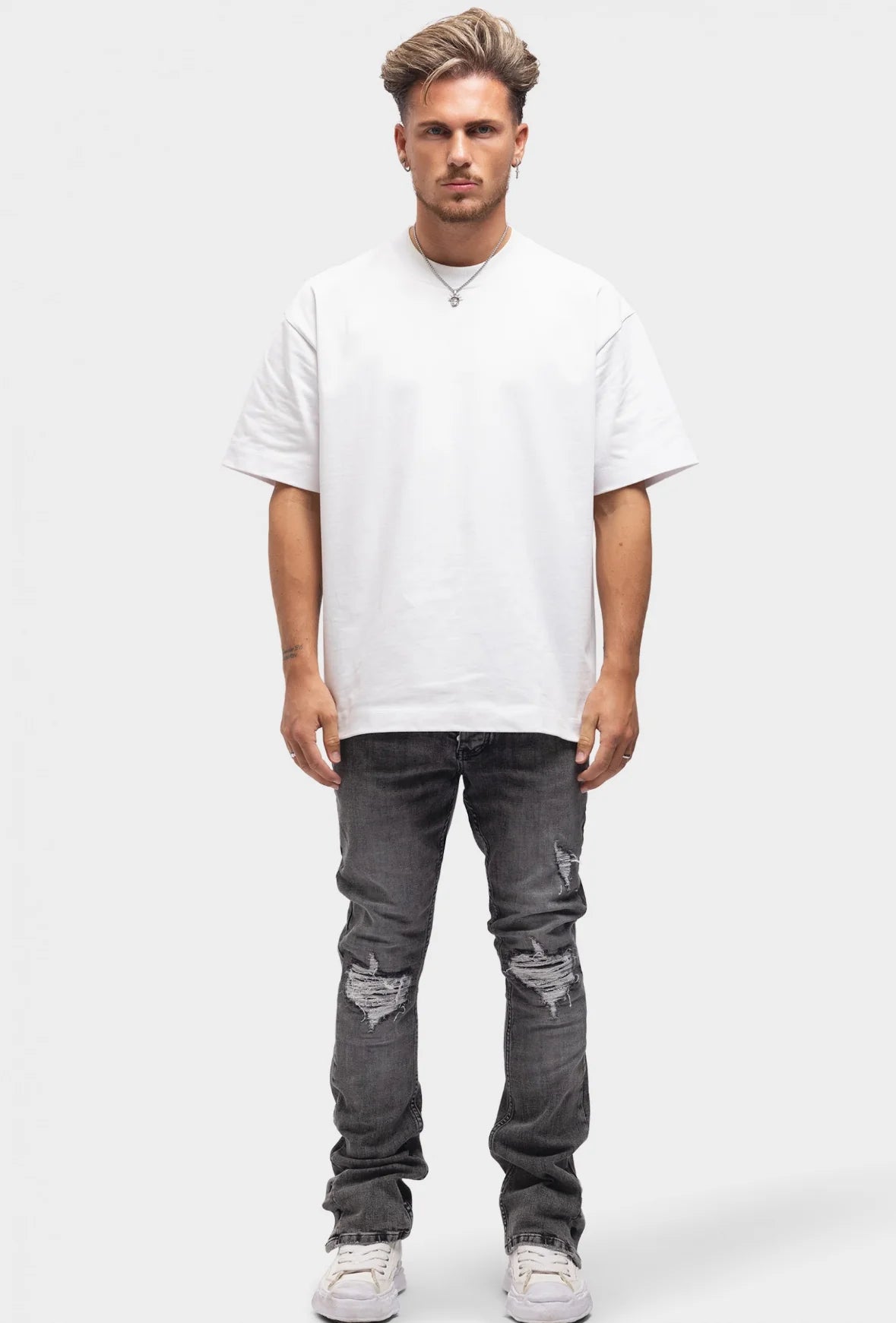 DISTRESSED FLARED JEANS