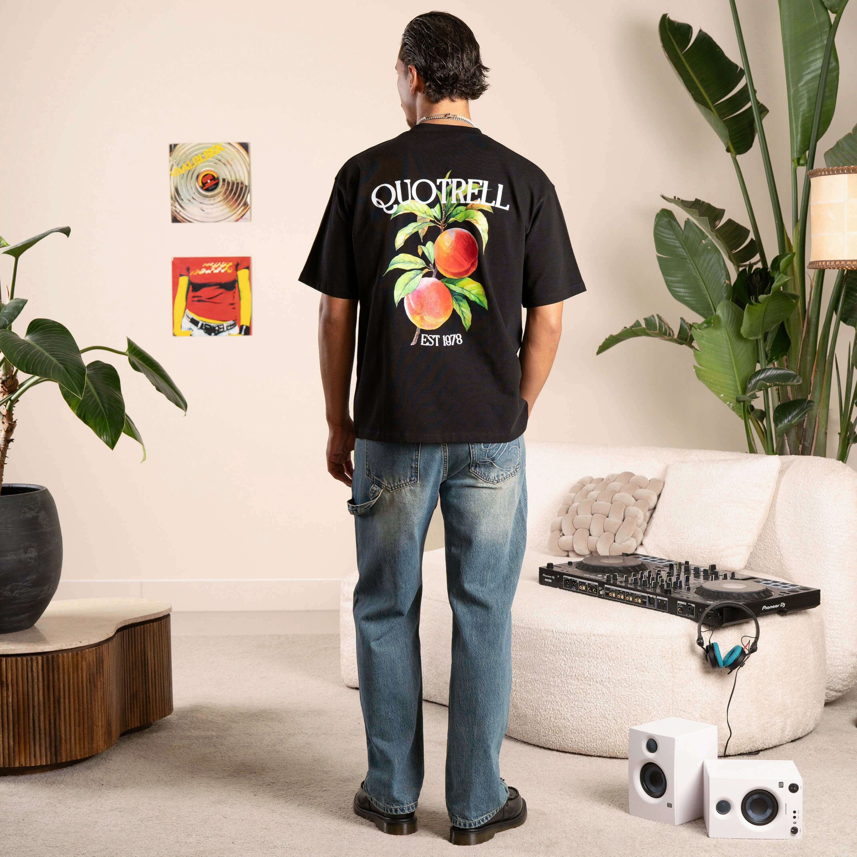 PEACHES TEE | BLACK/WHITE
