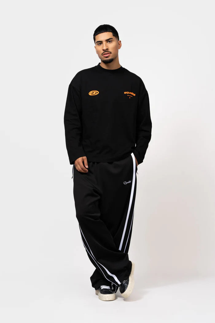 STAY EQUAL LONGSLEEVE TEE ZWART