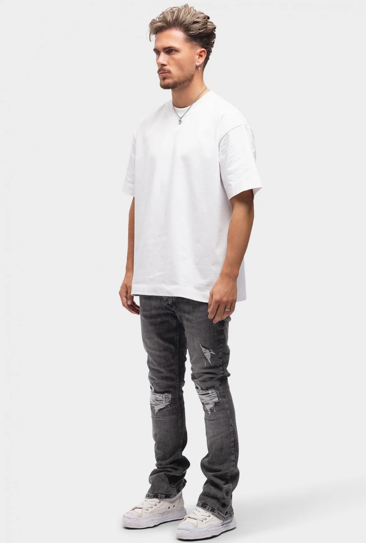 DISTRESSED FLARED JEANS