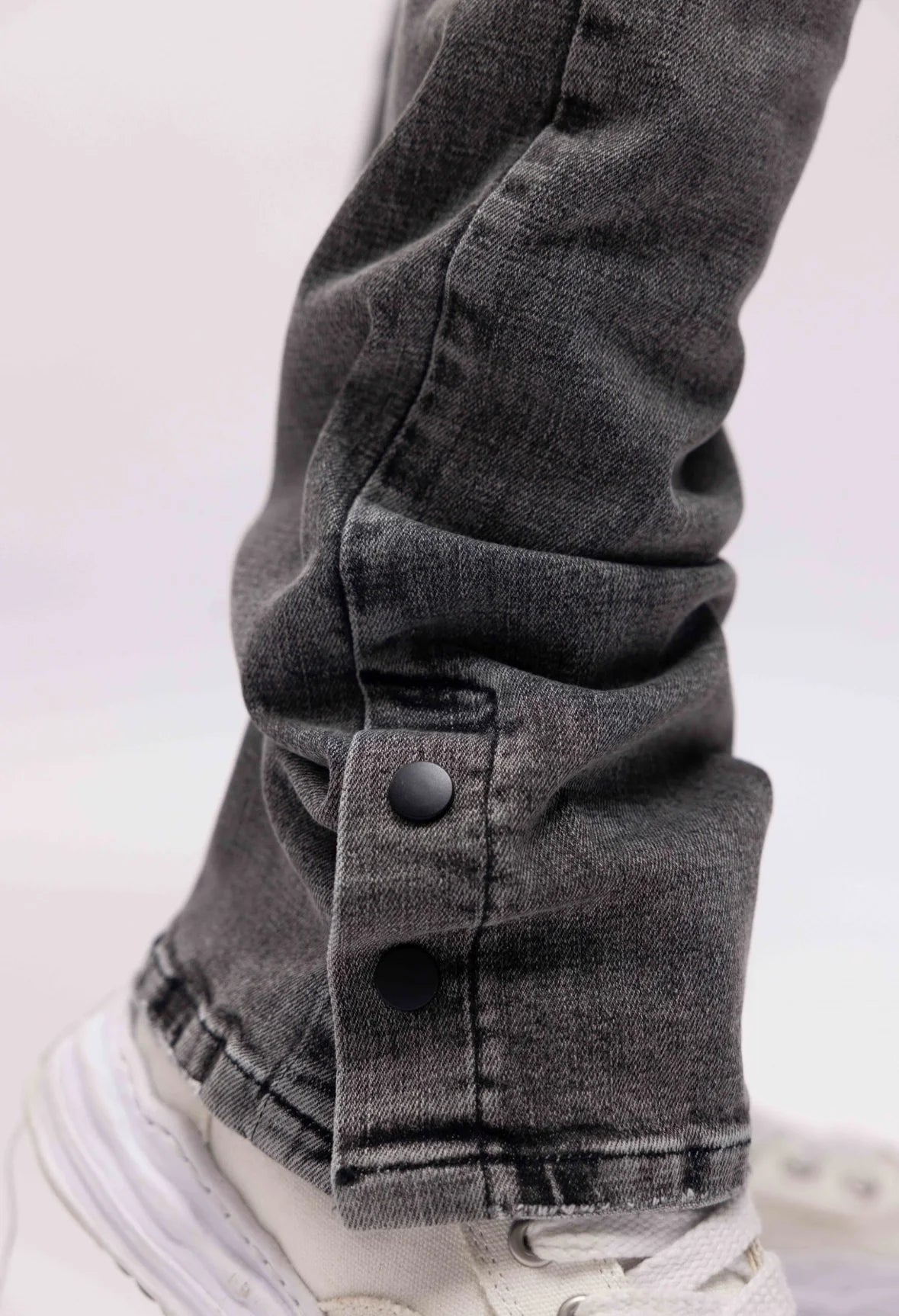 DISTRESSED FLARED JEANS