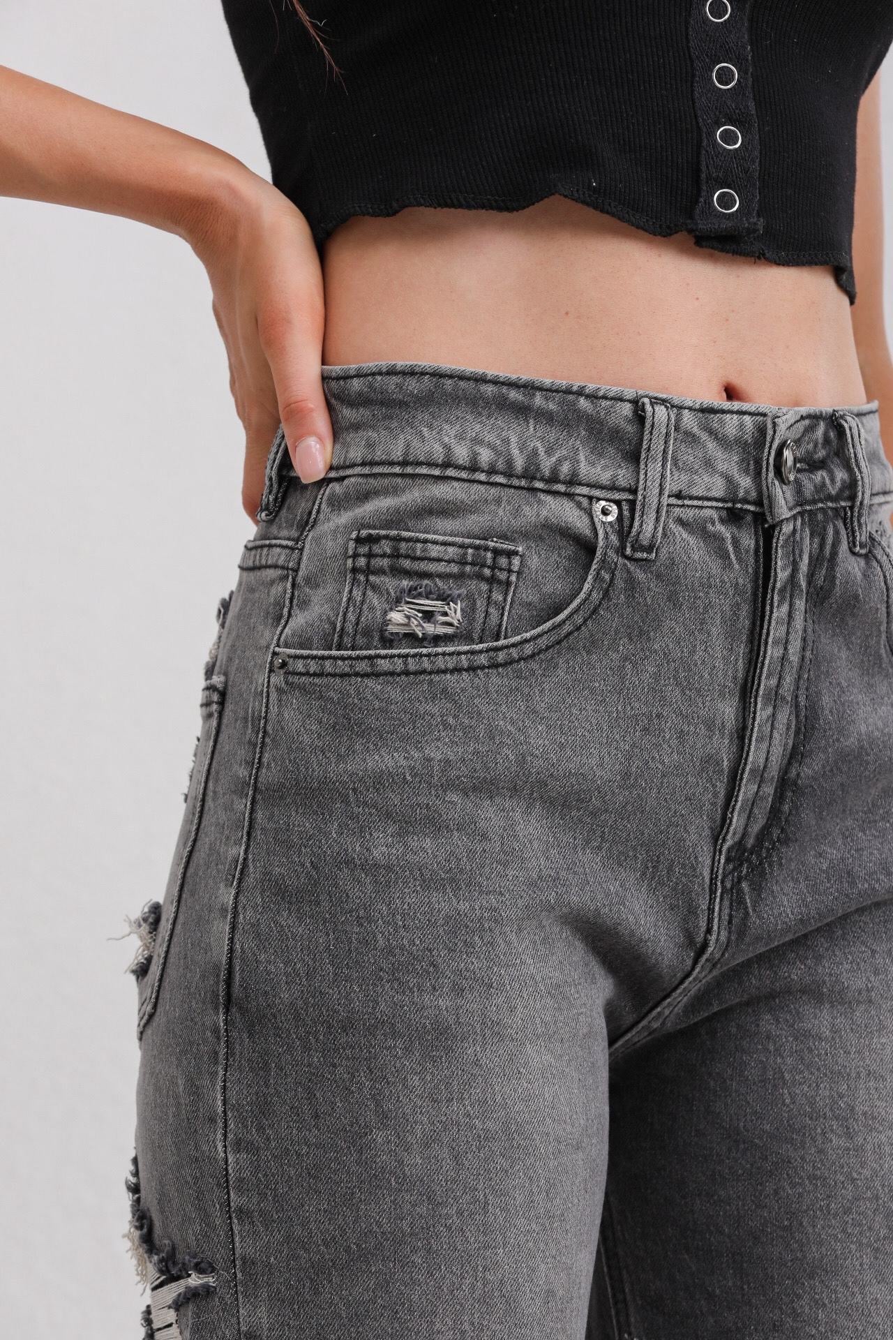 Straight Leg Jeans Met Destroyed Details • Black • Stretch