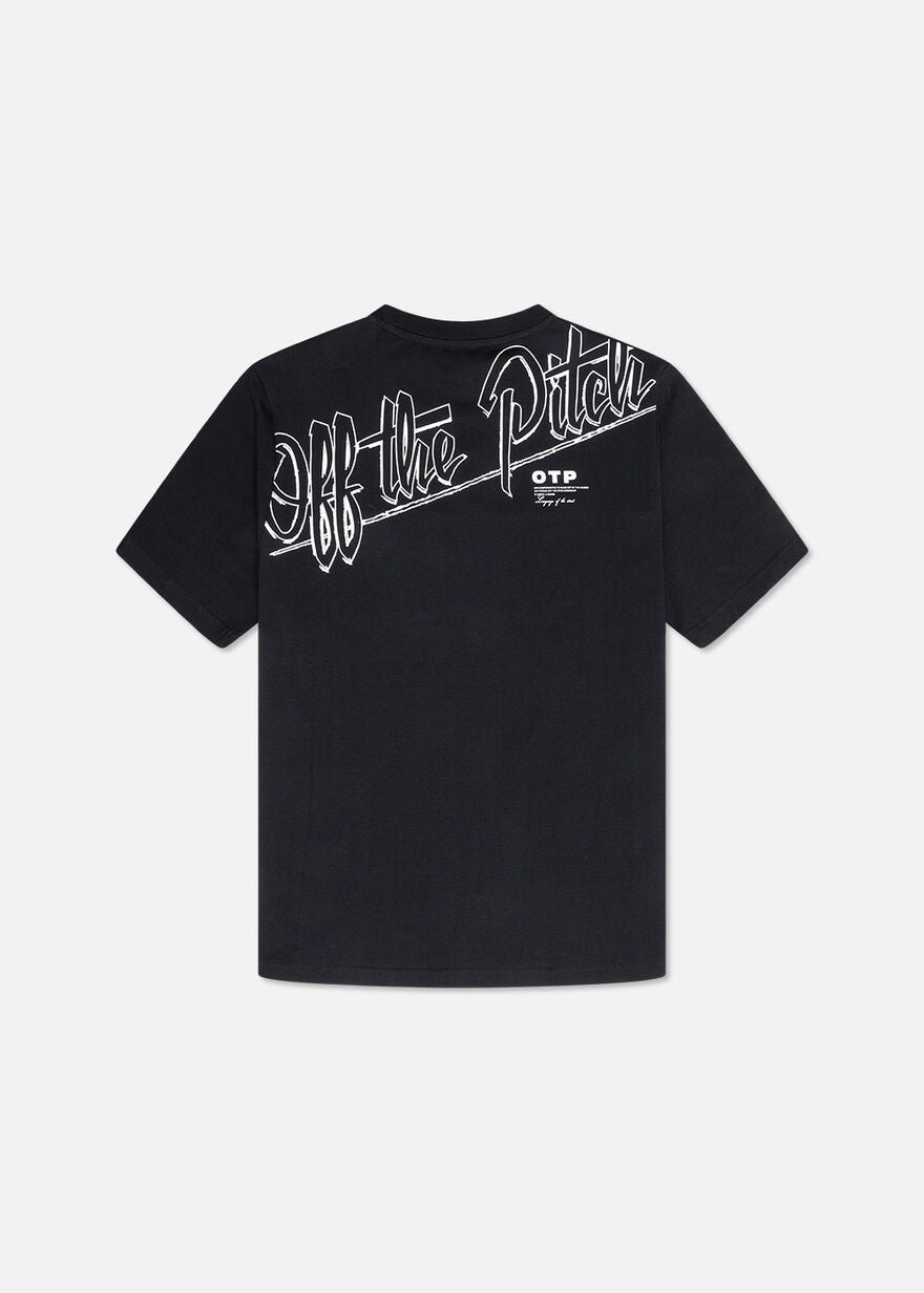OFF THE PITCH SCRIPT REGULAR FIT TEE – schwarz