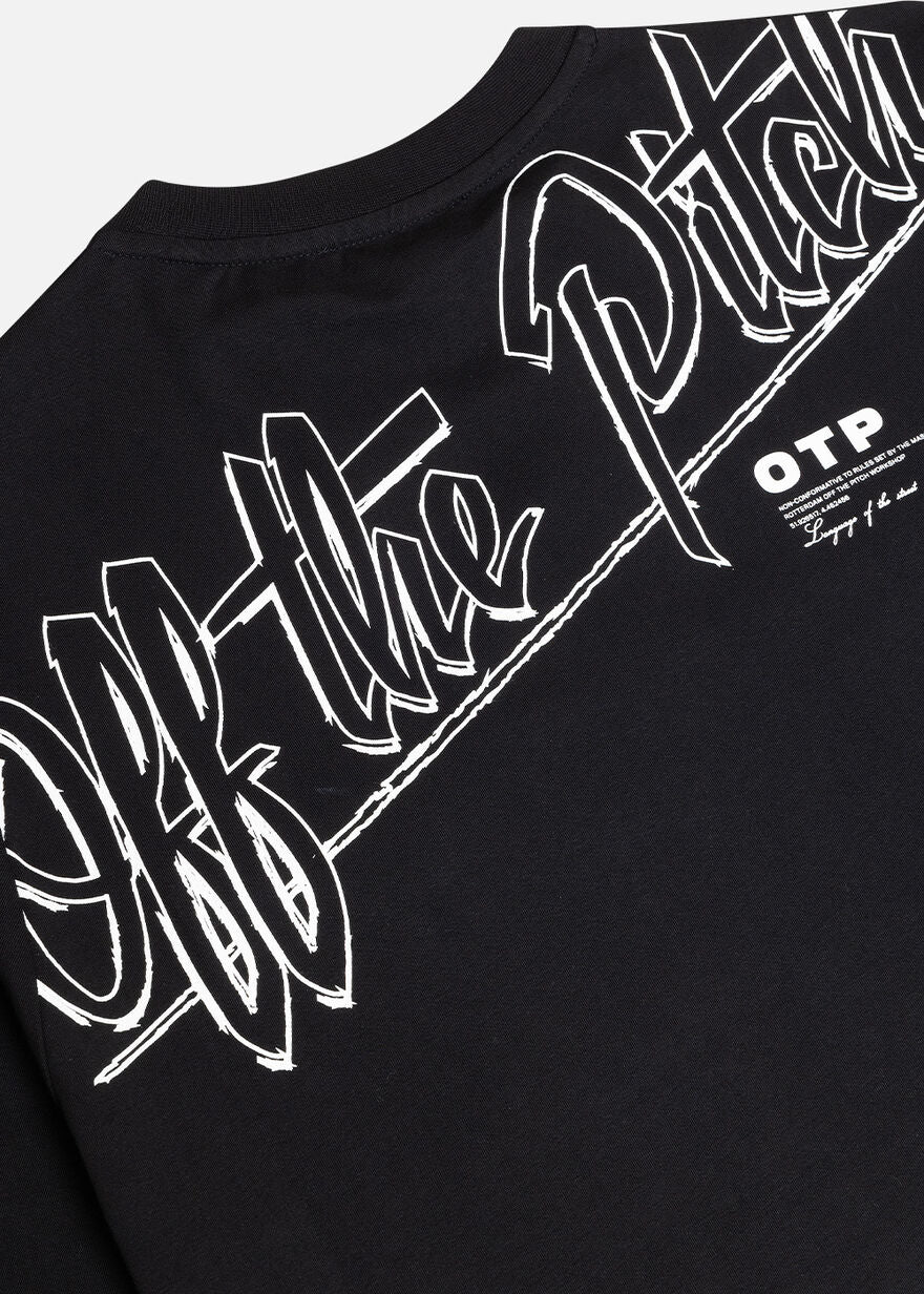 OFF THE PITCH SCRIPT REGULAR FIT TEE – schwarz