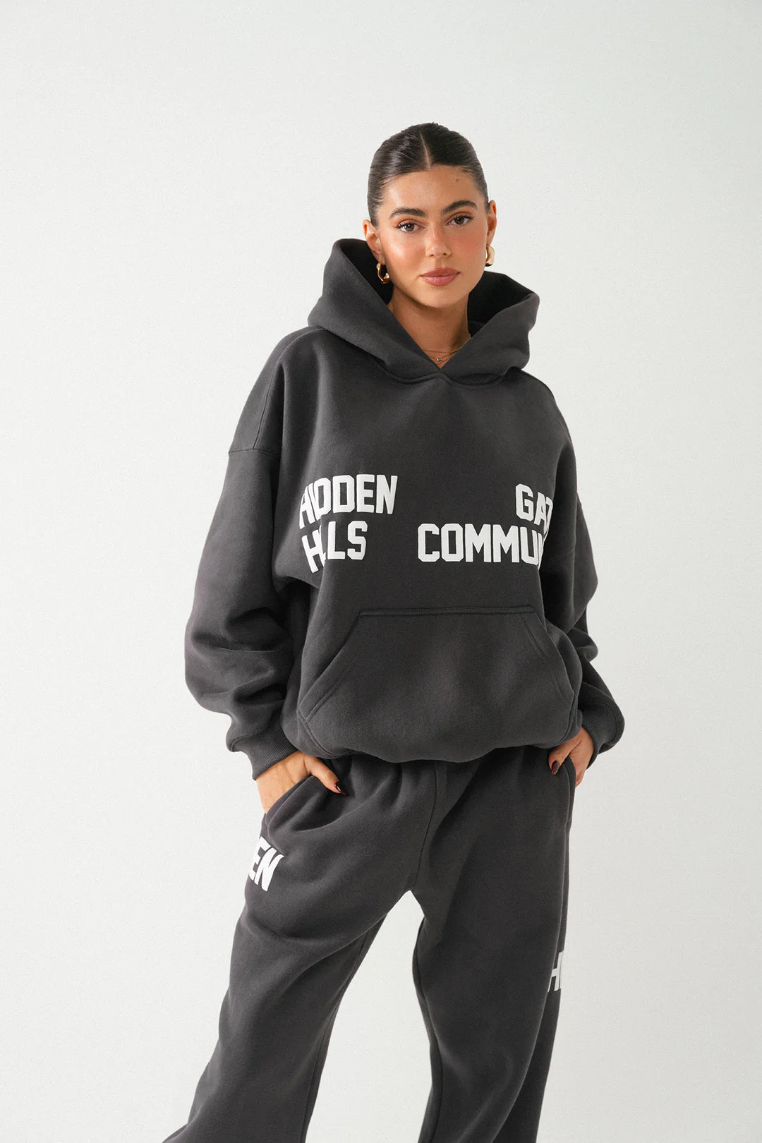 • GATED COMMUNITY HOODIE GRIJS