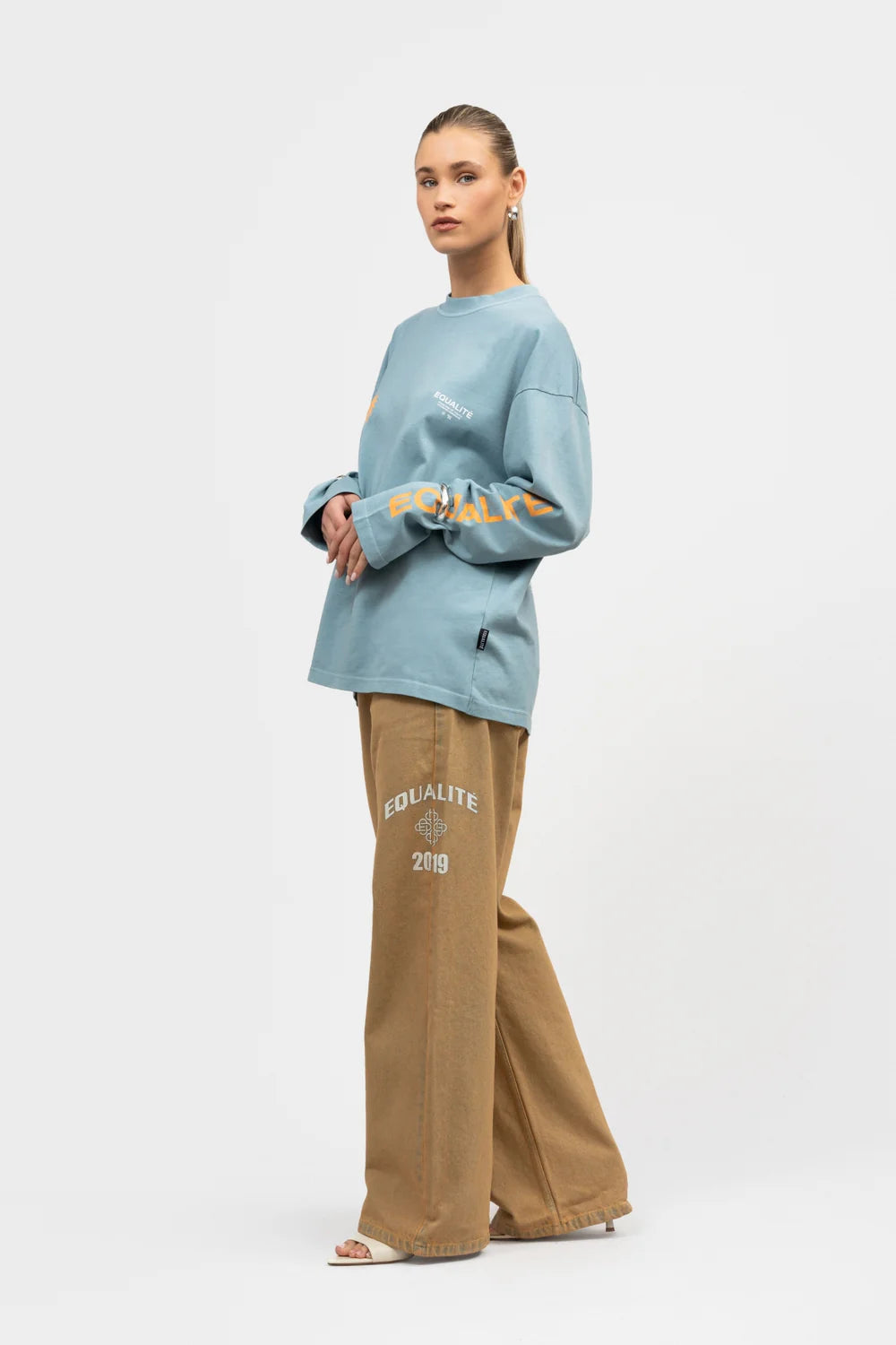 SUNNY OVERSIZED LONGSLEEVE TEE GEWASSEN LICHTBLAUW