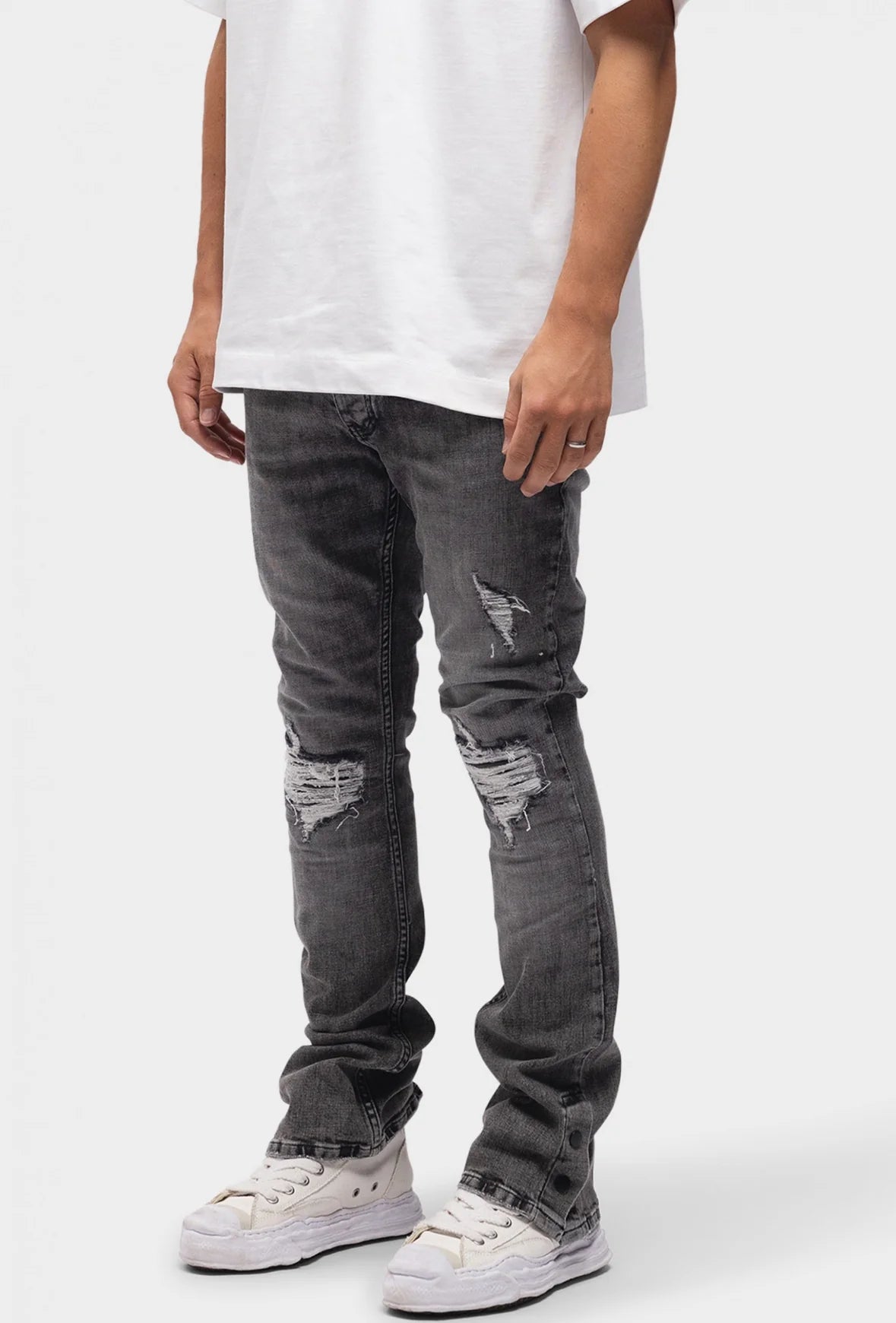 DISTRESSED FLARED JEANS