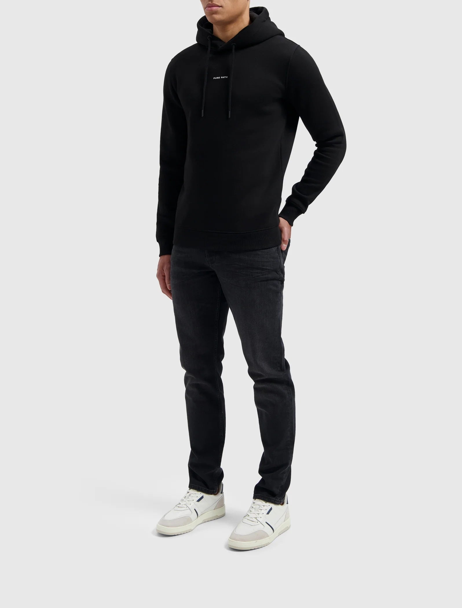 ESSENTIAL-LOGO-HOODIE SCHWARZ