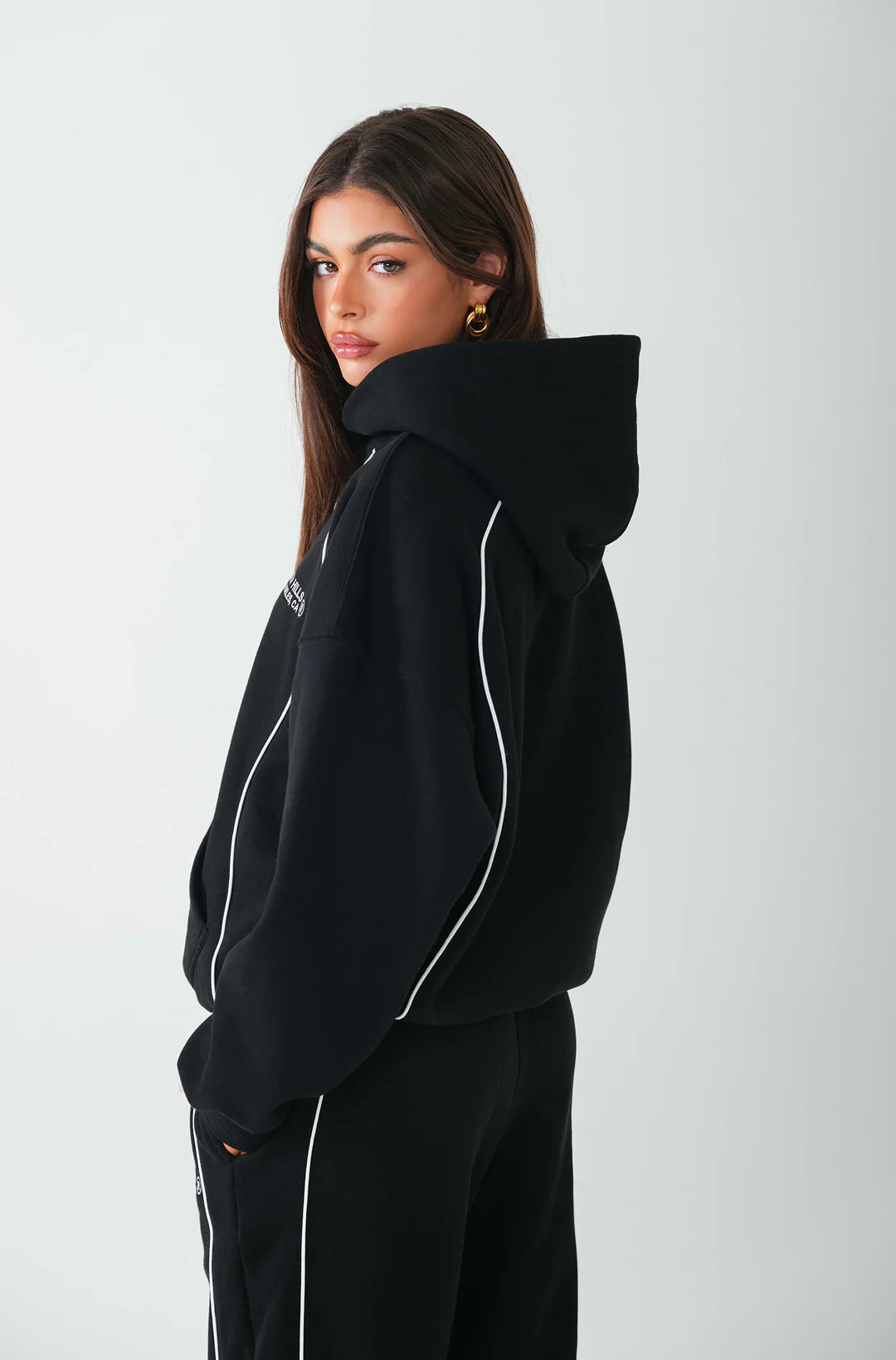 TECH LINE HOODIE ZWART - 29 november