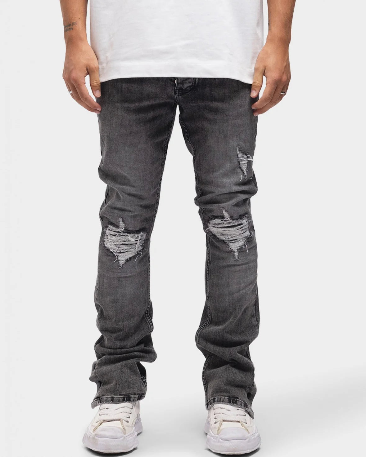 DISTRESSED FLARED JEANS