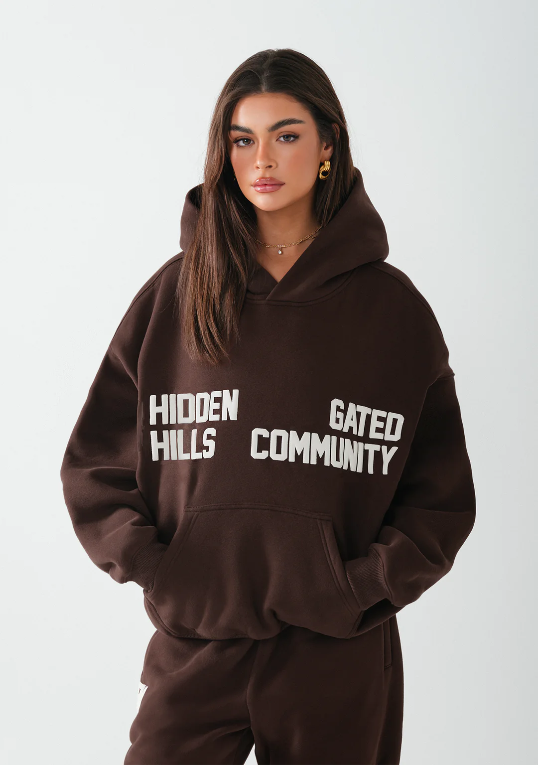 GATED COMMUNITY HOODIE DONKERBRUIN - 29 nov