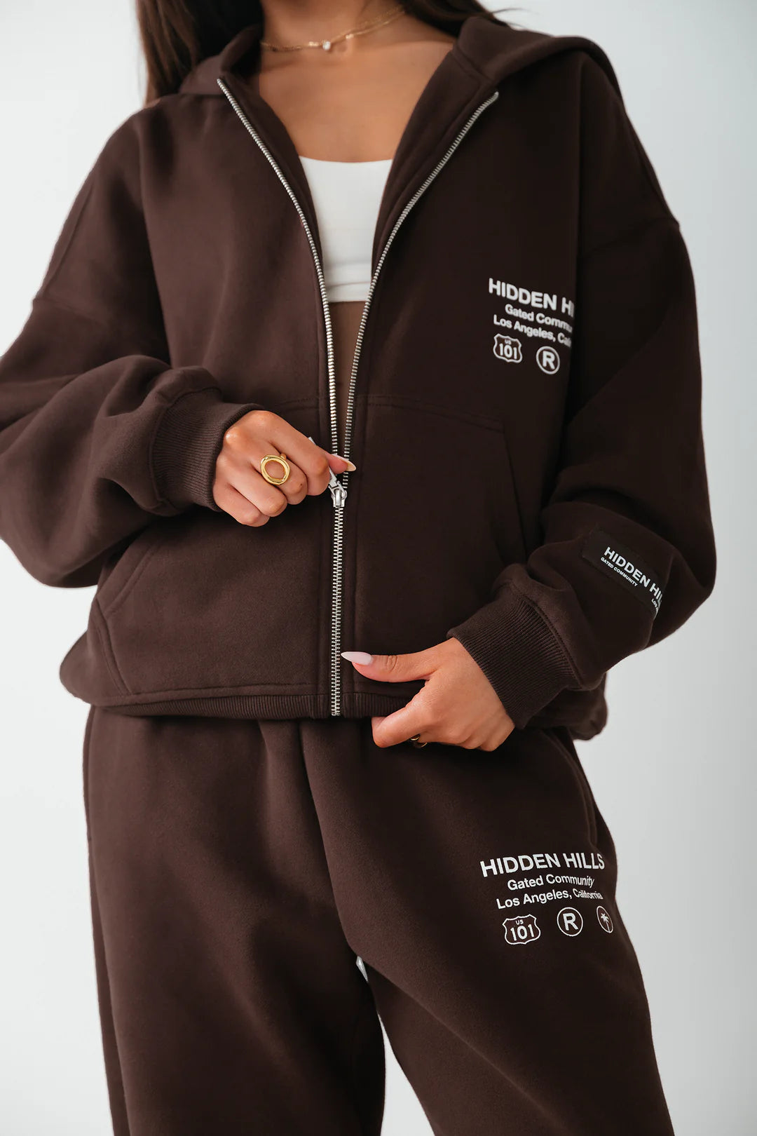 LABEL ZIP HOODIE DARK BROWN - 29 nov