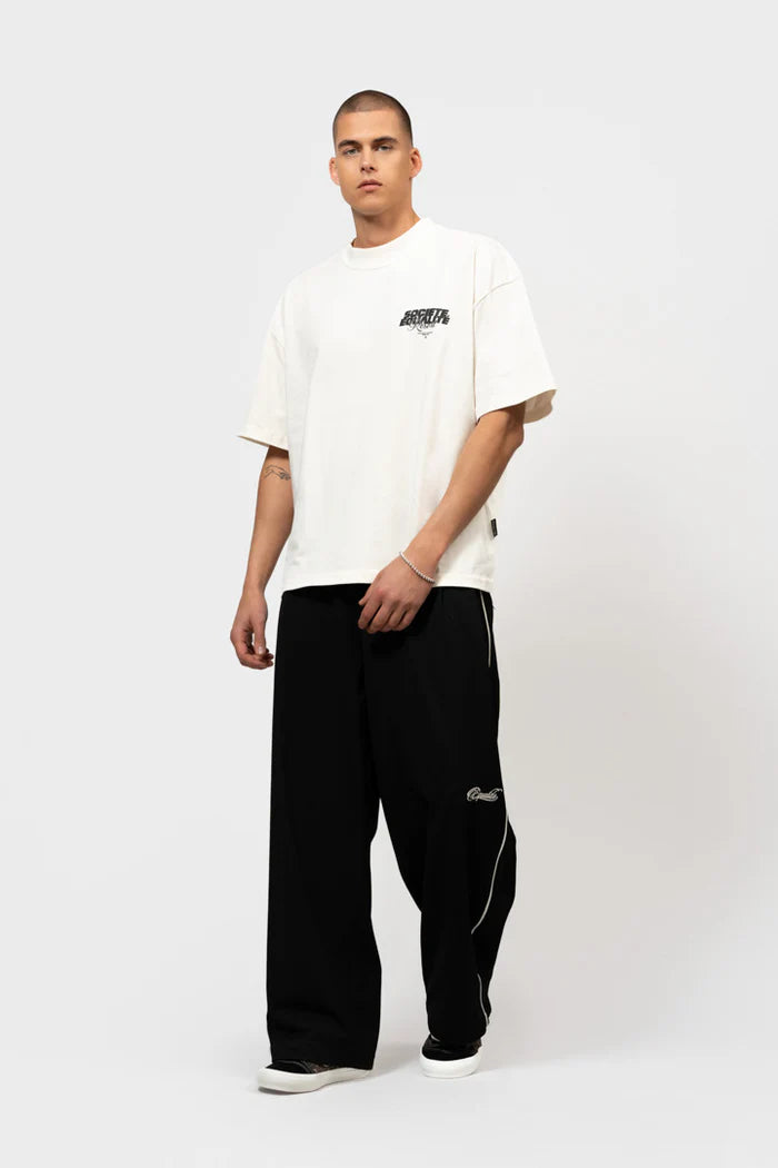 STAY EQUAL LONGSLEEVE TEE ZWART