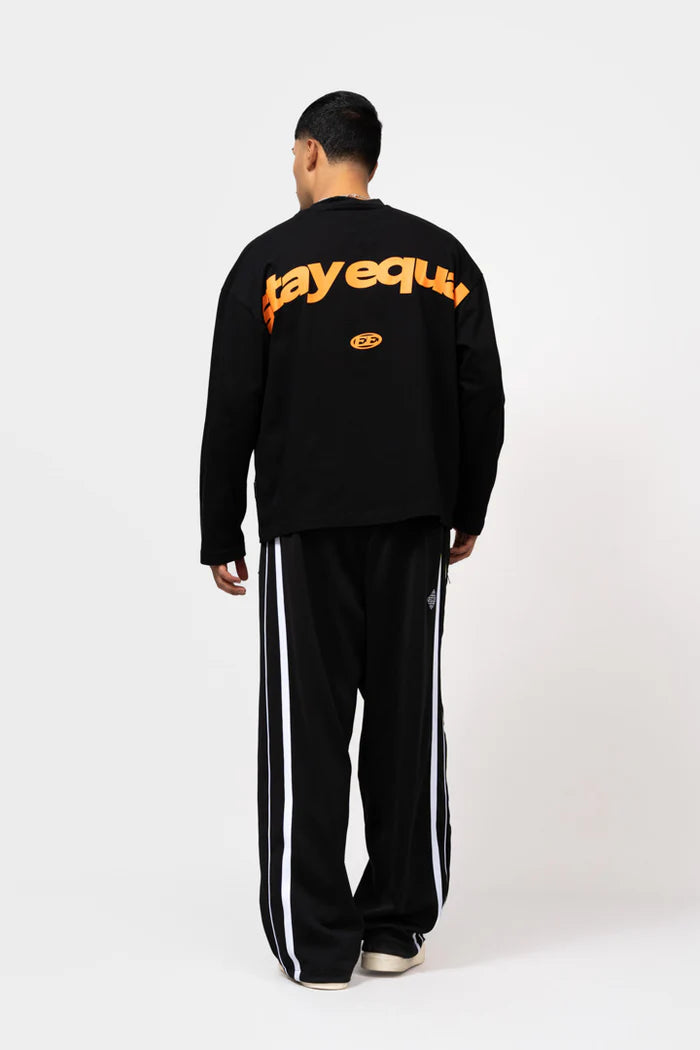 STAY EQUAL LONGSLEEVE TEE ZWART