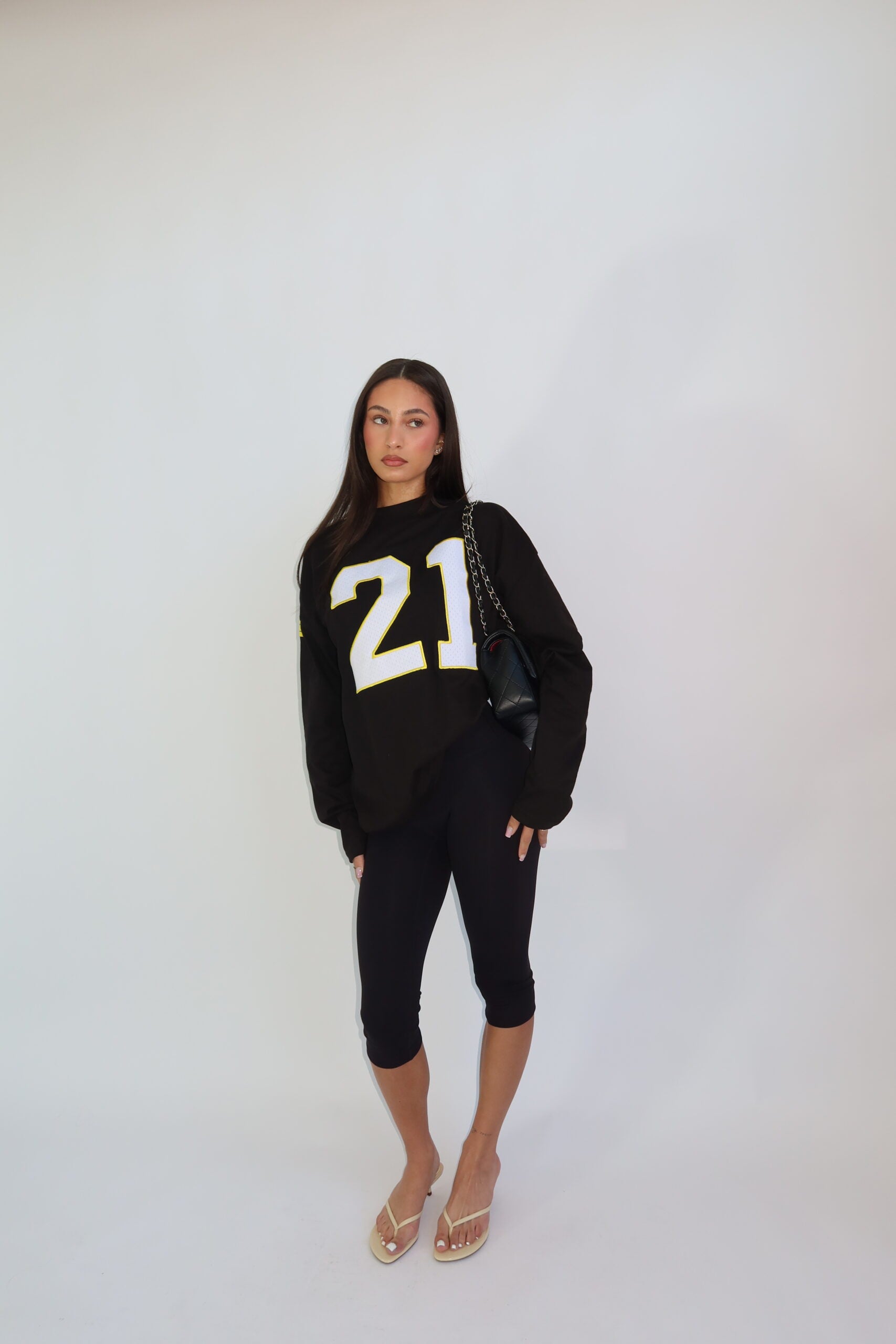 21 JERSEY LONGSLEEVE – GELE DETAILS – ZWART