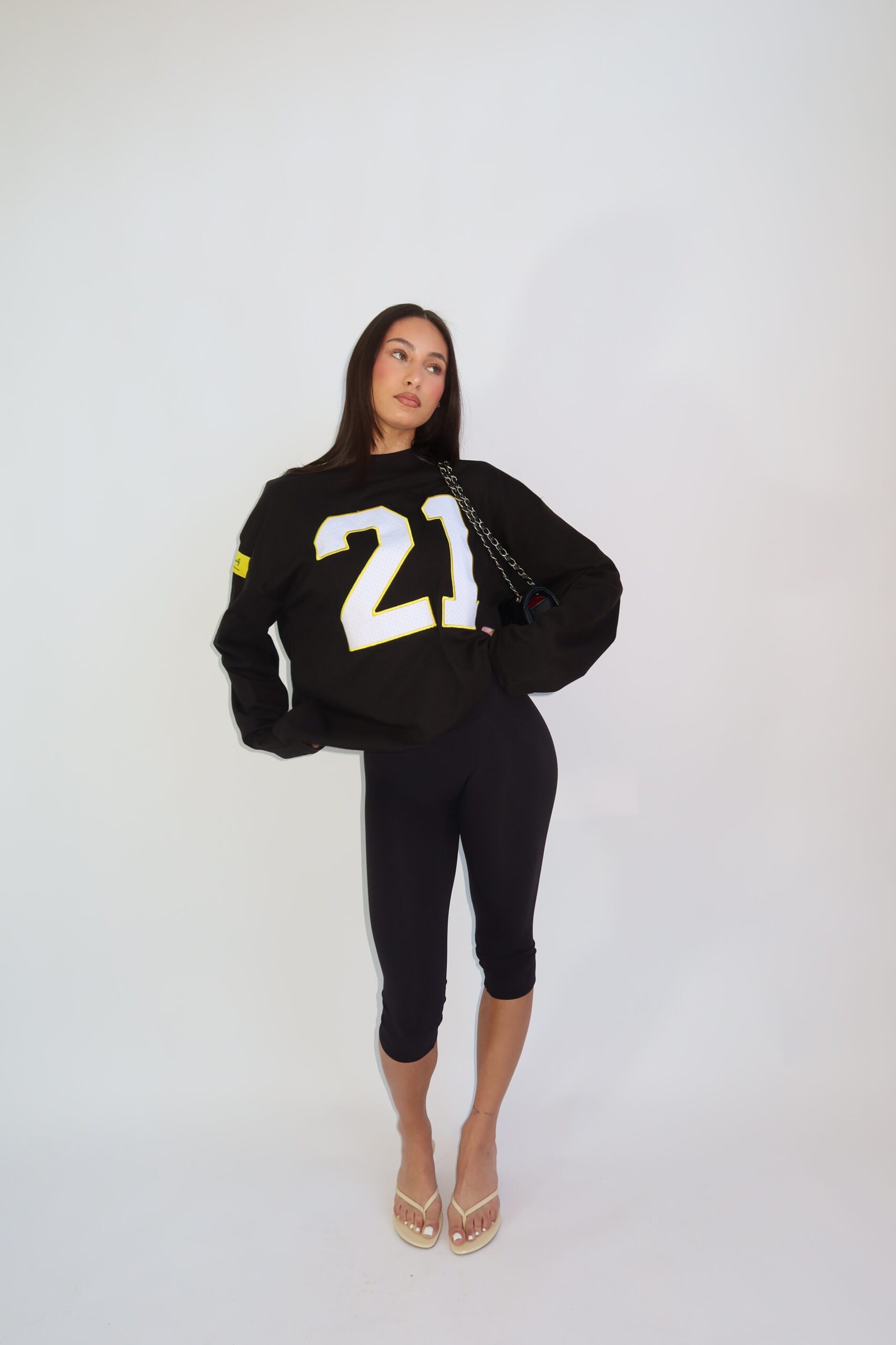 21 JERSEY LONGSLEEVE – GELE DETAILS – ZWART