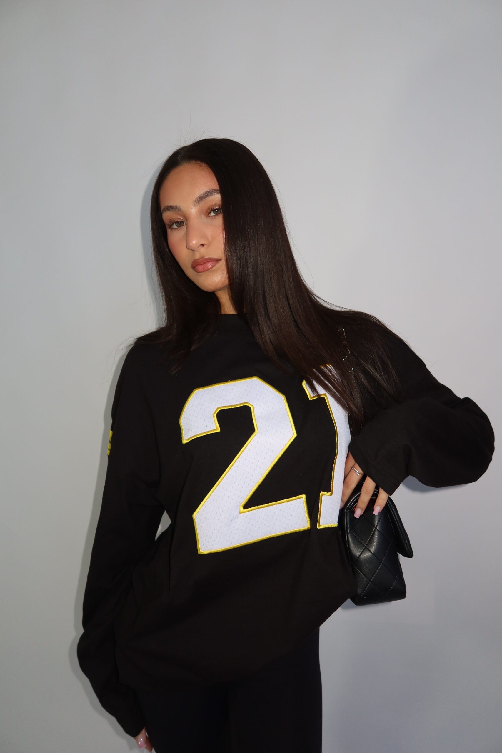 21 JERSEY LONGSLEEVE – GELE DETAILS – ZWART