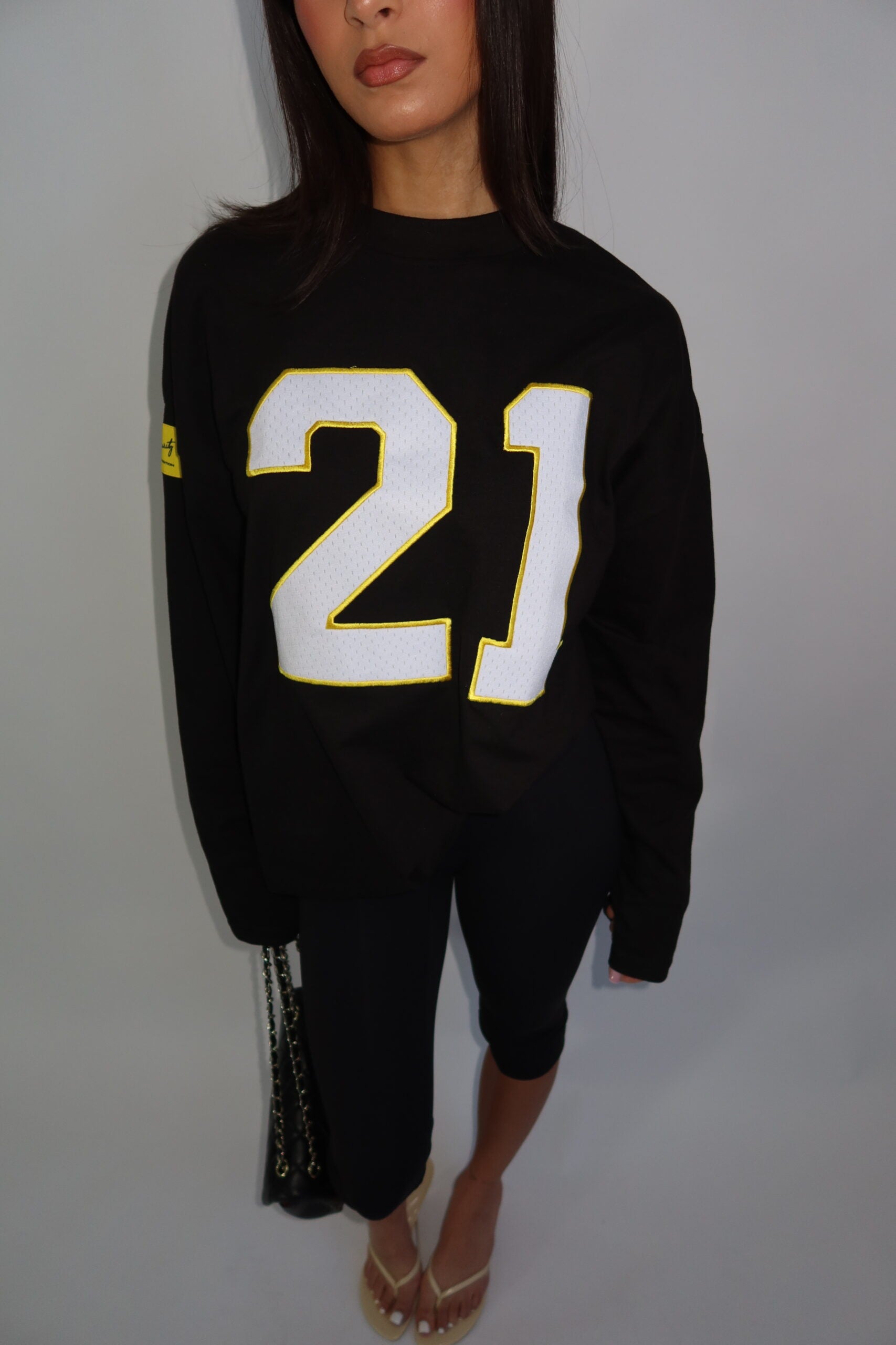 21 JERSEY LONGSLEEVE – GELE DETAILS – ZWART