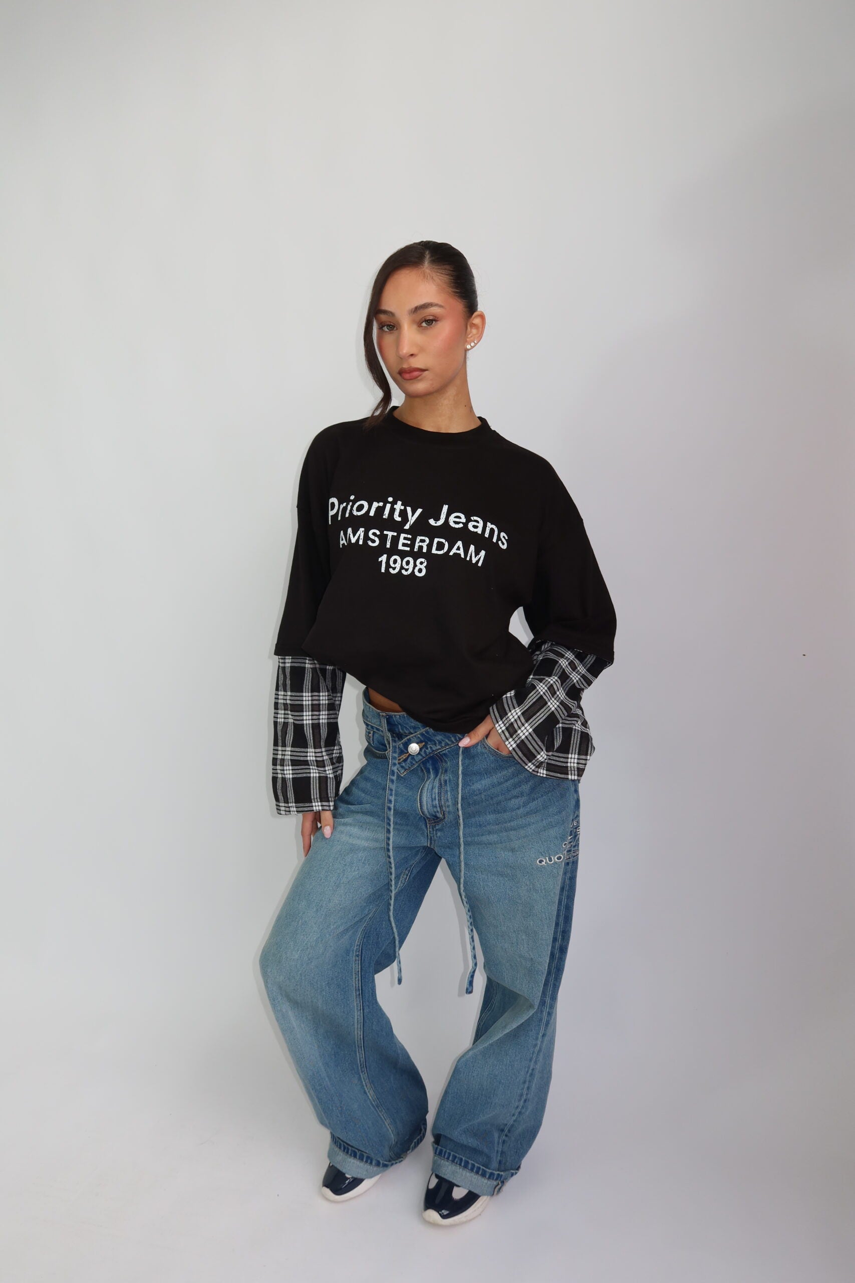 1998 AMSTERDAM LONGSLEEVE MET BLOUSE DETAILS – ZWART