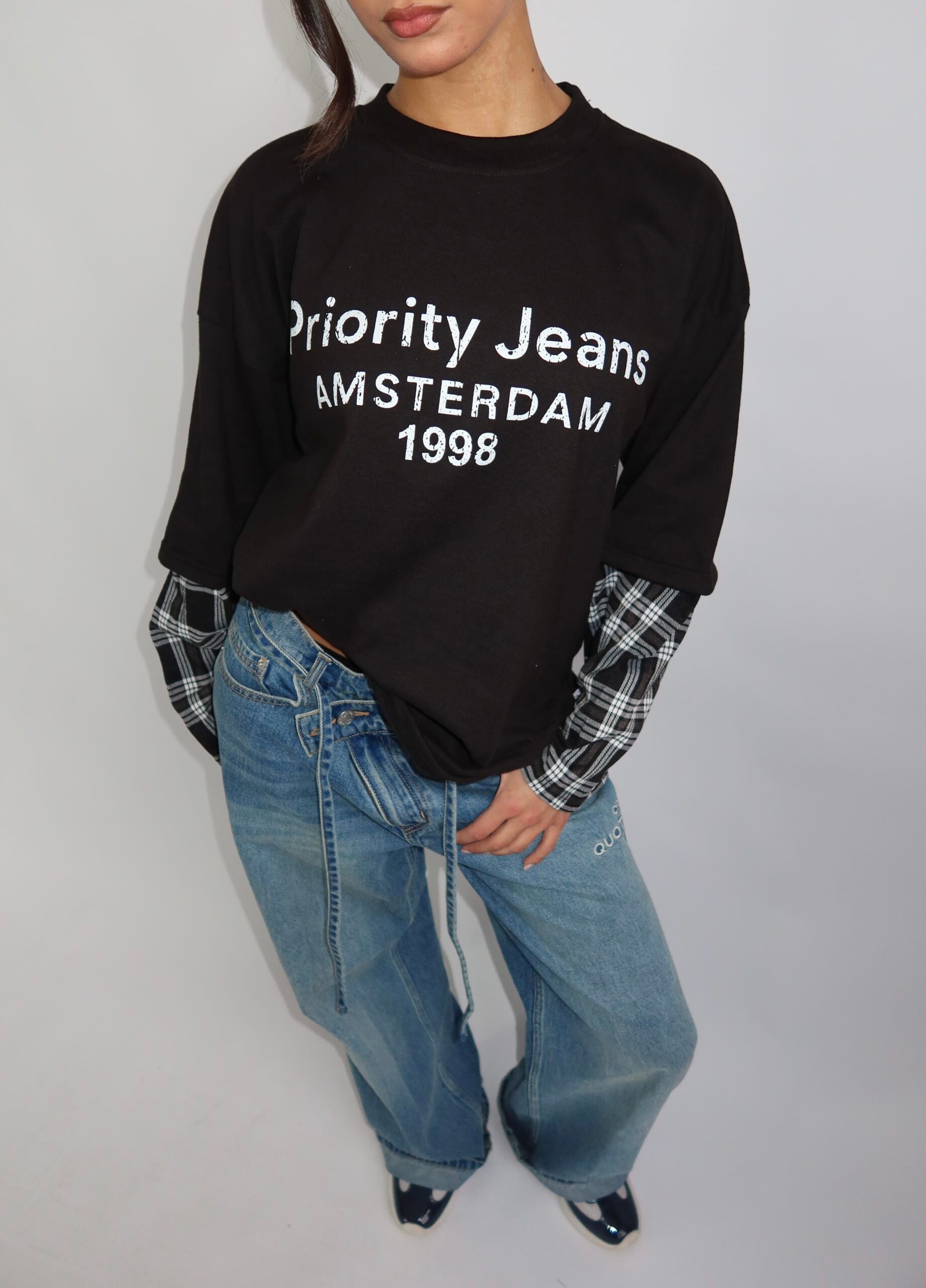 1998 AMSTERDAM LONGSLEEVE MET BLOUSE DETAILS – ZWART